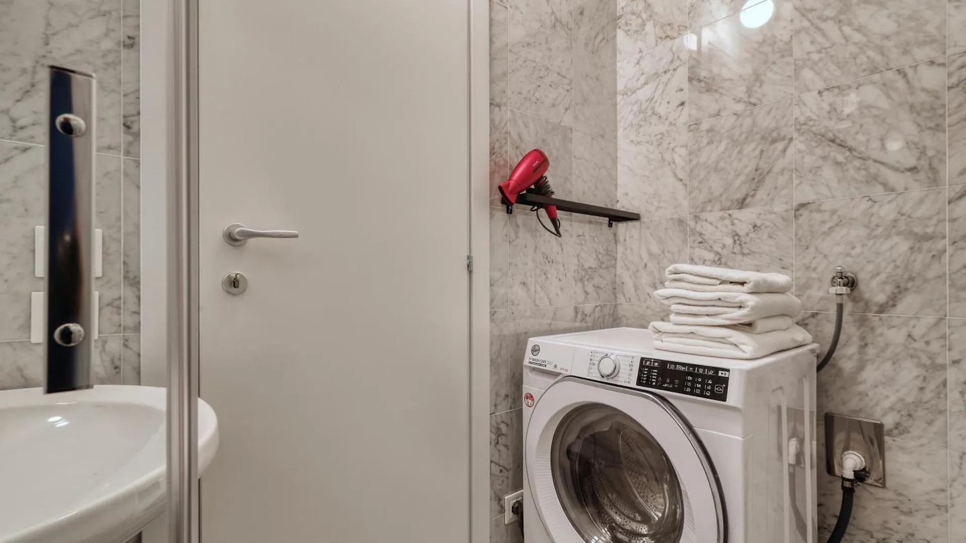 Joivy Chic 3-Bed Flat Near Colonne Di San Lorenzo Μιλάνο 0*,  Ιταλία