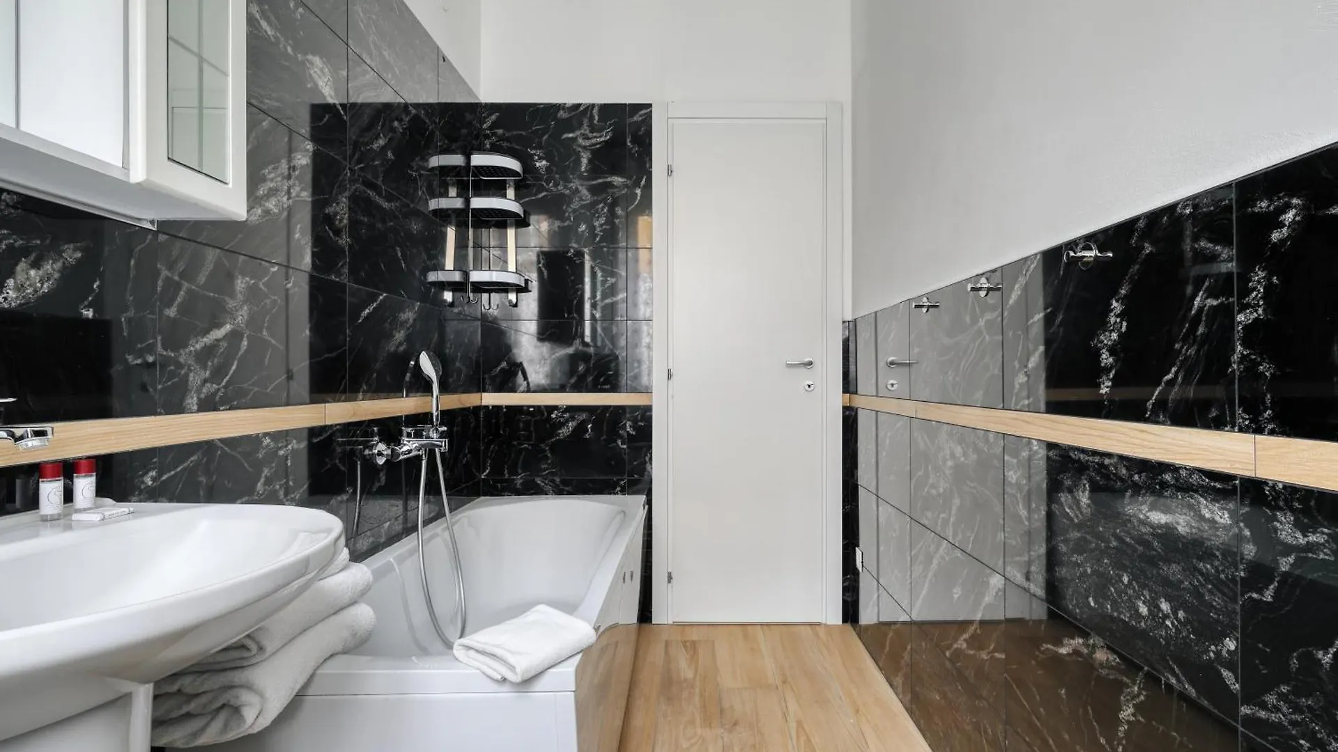 Joivy Chic 3-Bed Flat Near Colonne Di San Lorenzo Milano 0*,  Italia